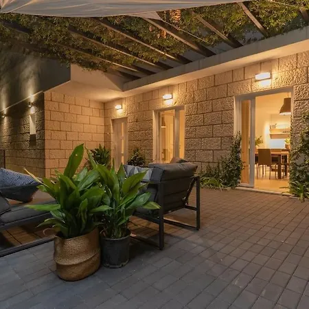S Velikim Vrtom I Bazenom Ferienhaus