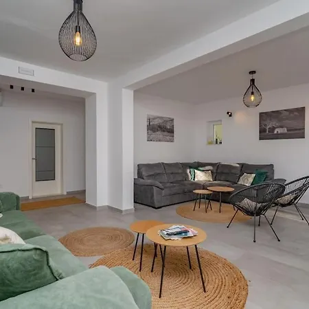 Ferienhaus S Velikim Vrtom I Bazenom