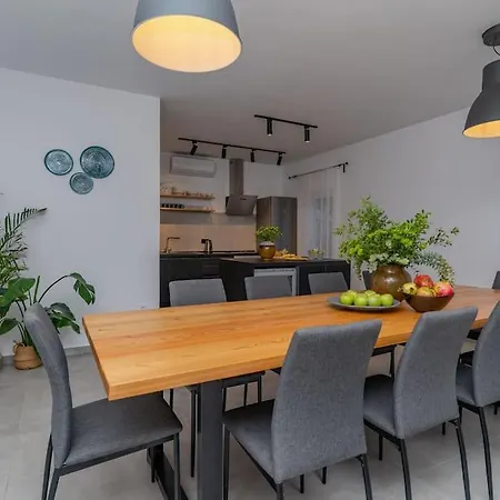 Casa de Férias S Velikim Vrtom I Bazenom Gruda