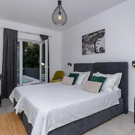 S Velikim Vrtom I Bazenom Casa de Férias